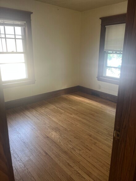 Building Photo - 6 Hinsdale St