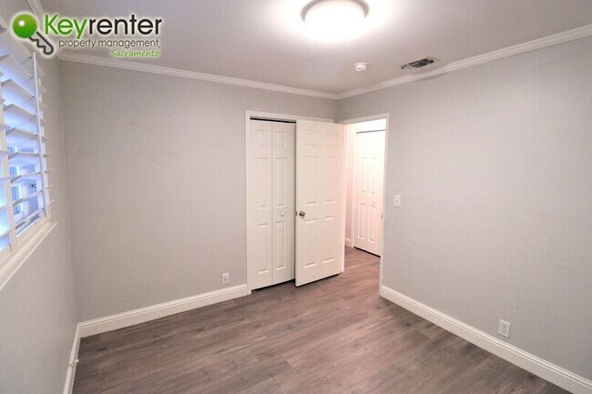 Building Photo - 8312 Camelback Ct