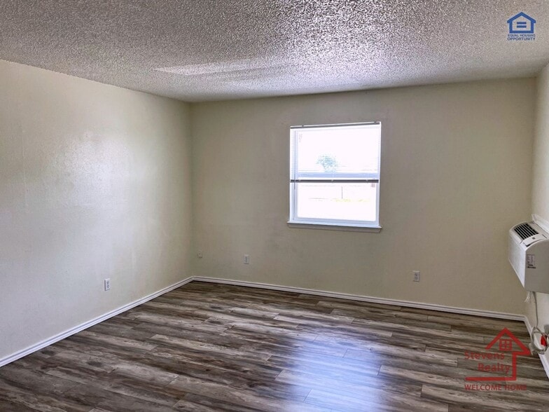 Building Photo - 2111 NW Lindy Ave