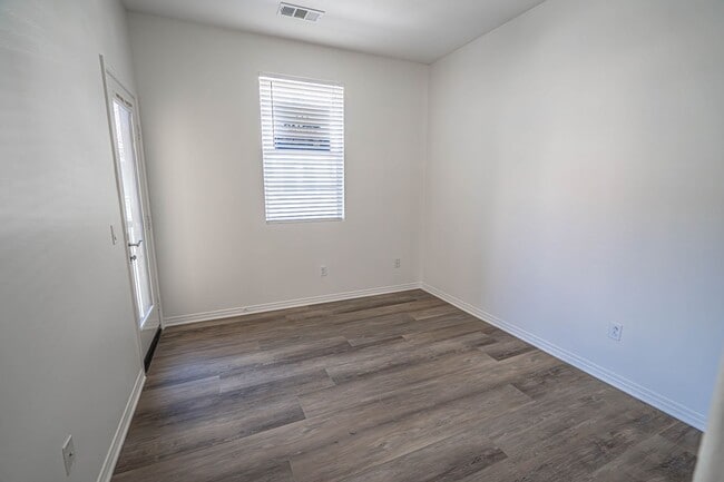 Building Photo - 3 Bedroom Townhome for Rent in Valencia!