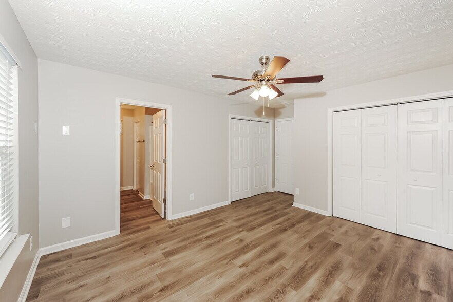 Building Photo - 1255 W Oaks Way