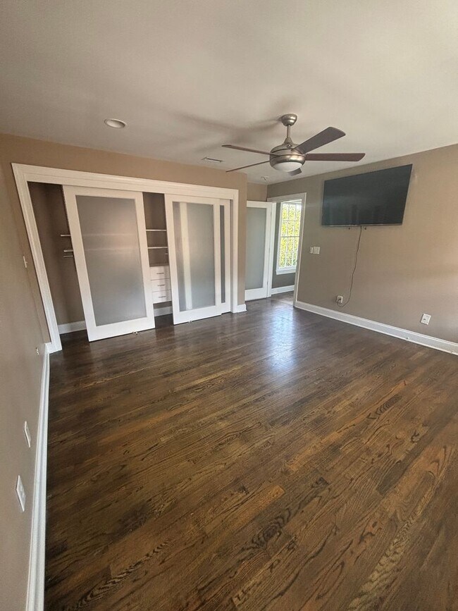 Building Photo - 2 Bedroom 2.5 Bathroom in The Charleston P...