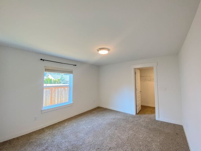 Building Photo - Vintage University Place Four Bedroom