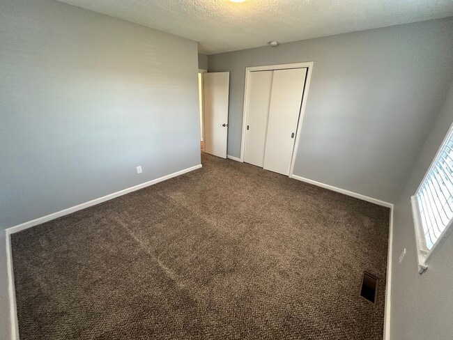 Building Photo - Beautiful House in Picadome! Off-Street Parking, W/D, Breakfast Bar, Deck, Fenced Backyard!