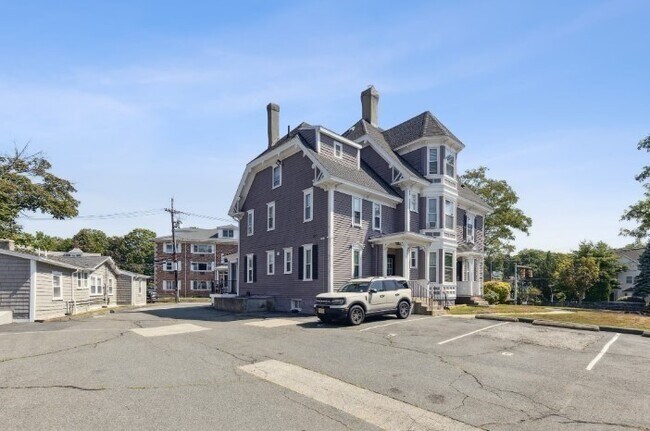 Building Photo - 568 Main St