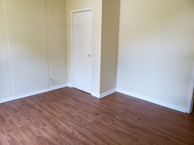 Building Photo - 3 Bedroom 2 bathroom. Fence Yard