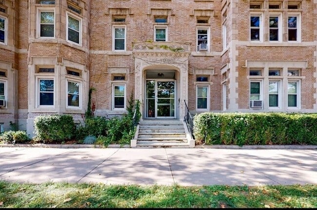 Building Photo - 1834 Beacon St