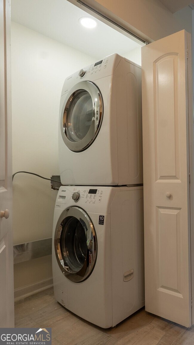 Building Photo - 2161 Peachtree Rd NE