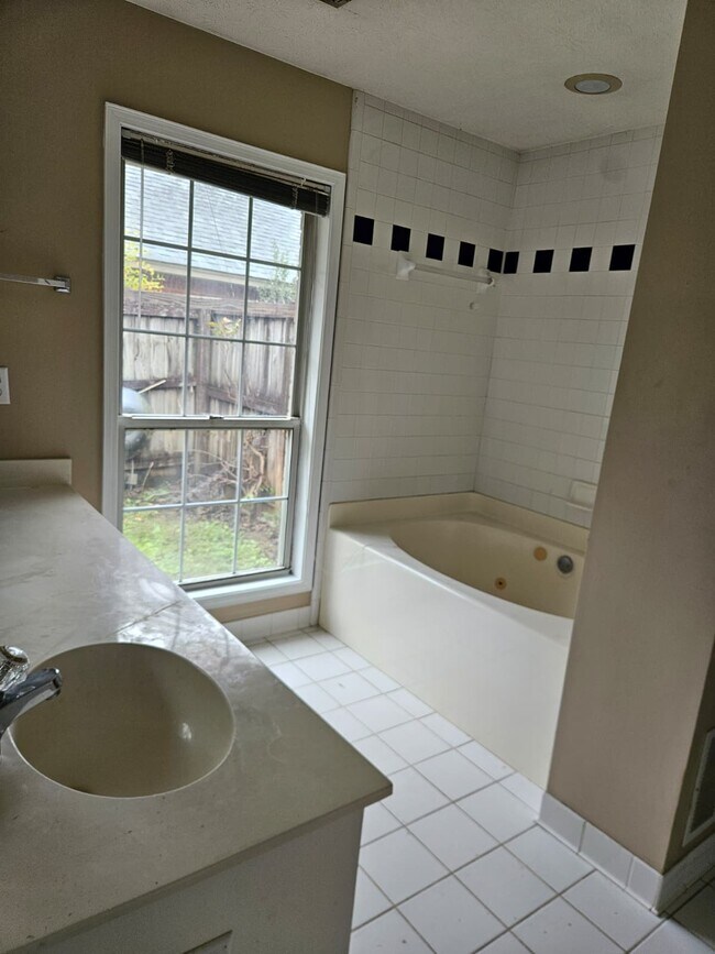 Building Photo - 379 Forest Park Dr