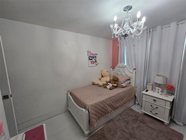 Building Photo - 2340 NE 8th Ave