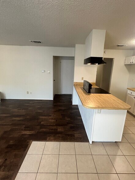 Building Photo - 404 Fox Dr