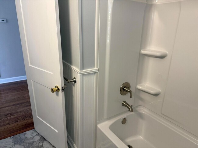 Building Photo - 222 Ross St