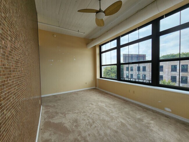 Building Photo - Downtown Luxury Condo in a Newly Renovated...