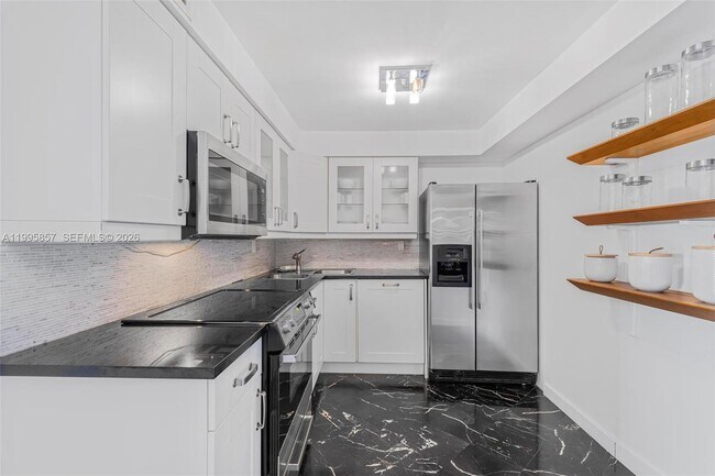 Building Photo - 1658 Bay Rd