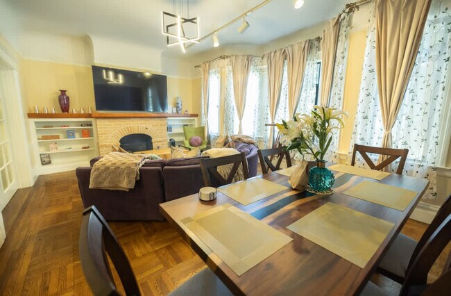 Building Photo - 1107 Broadway-SI ID1309749P