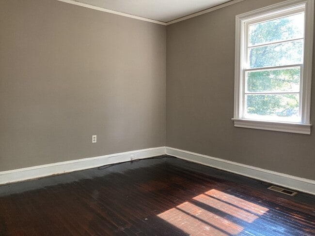 Building Photo - 3 Bedroom 1 Bathroom