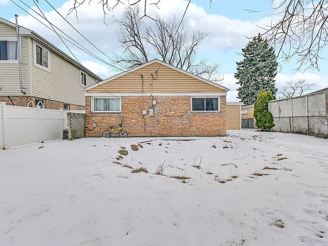 Building Photo - 46567 W 83rd St