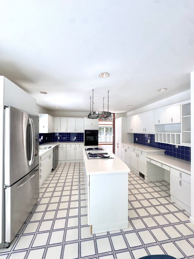 Building Photo - GRAND FIVE BEDROOM HOME