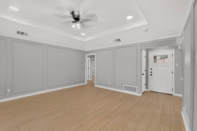Building Photo - 620 W Stoneybrook Dr