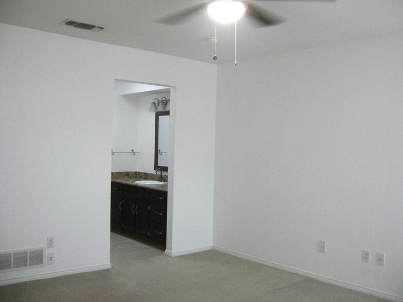 Building Photo - 1714 Redbud Ln