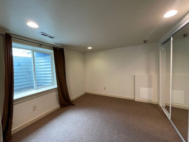 Building Photo - Close to GU Campus