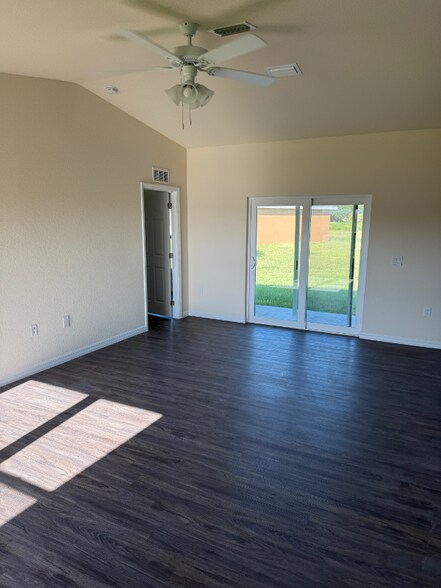 Building Photo - 1154 Capri Cir