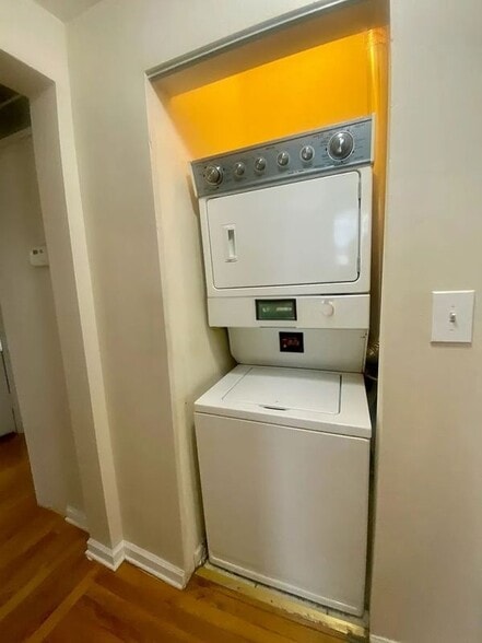 Building Photo - 7505 N Greenview Ave