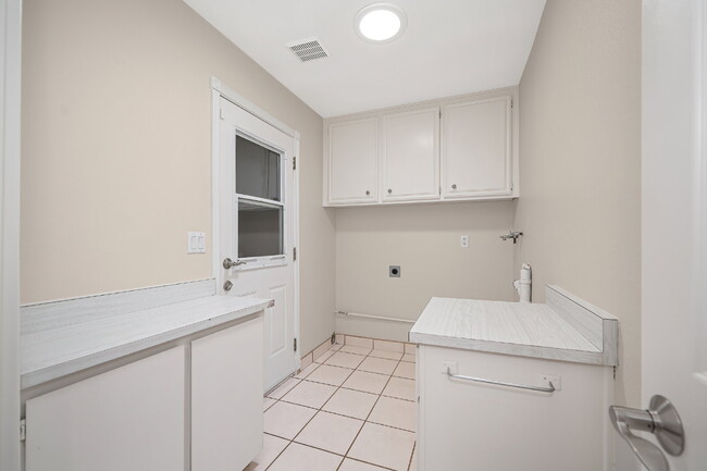 Building Photo - Fabulous condominium home on 6th Fairway of El Macero Country Club.