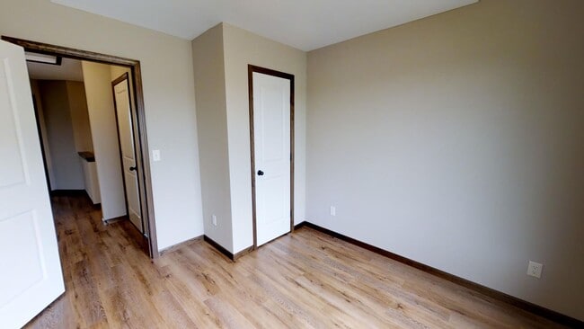 Building Photo - Luxury Townhome