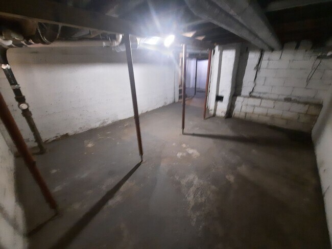 Building Photo - 2 bedroom, 1 bathroom home on large corner...