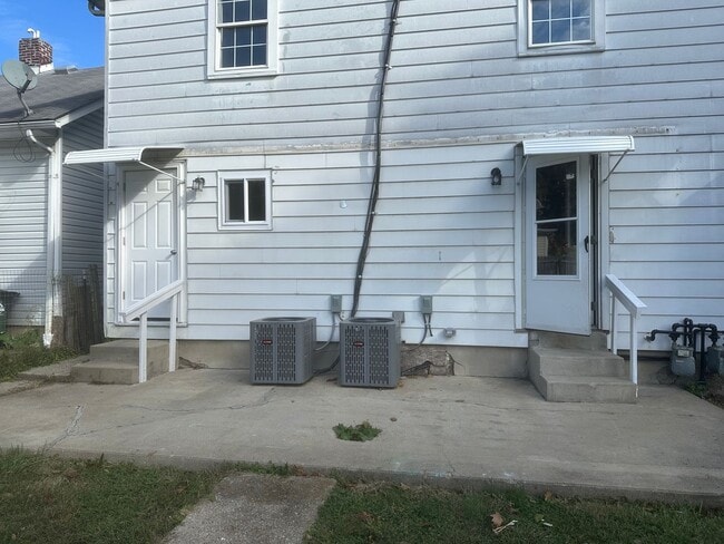 Building Photo - CHARMING, 1 BEDROOM LOWER LEVEL DUPLEX AVAILABLE NOW!