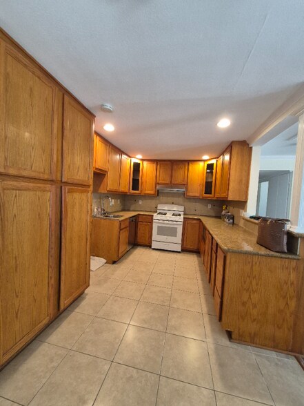 Building Photo - 8939 Mango Ave
