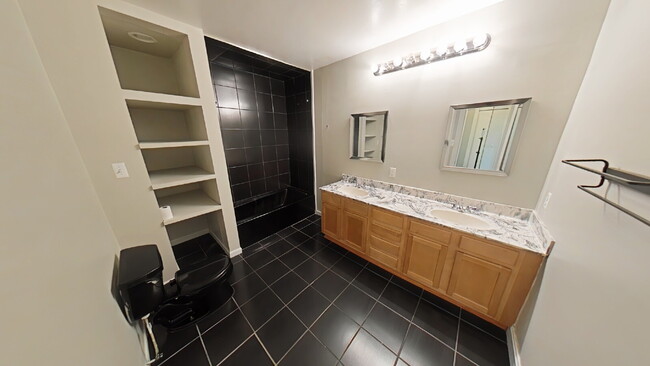 Building Photo - "3-Bed Home with Hardwood Floors and 2.5 B...