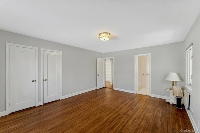 Building Photo - 232 Round Hill Rd