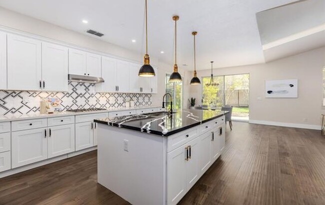 Building Photo - Livermore South Very Private 4 bedroom/3 b...