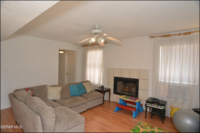 Building Photo - 7528 Luz De Lumbre Ave