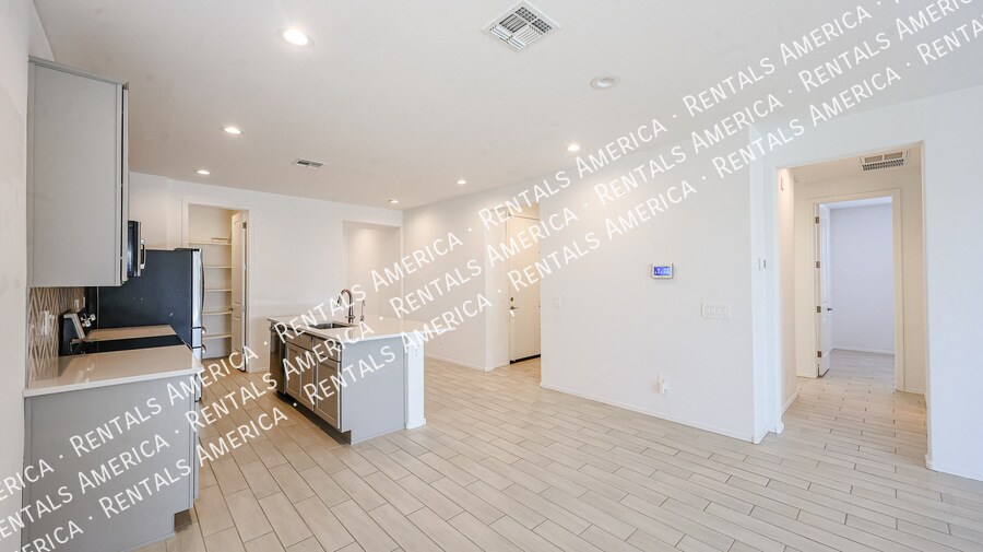 Building Photo - 15689 W Woodlands Ave