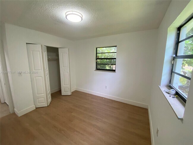 Building Photo - 1415 NE 118th Terrace