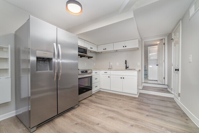 Building Photo - 6037 Ingleside Dr