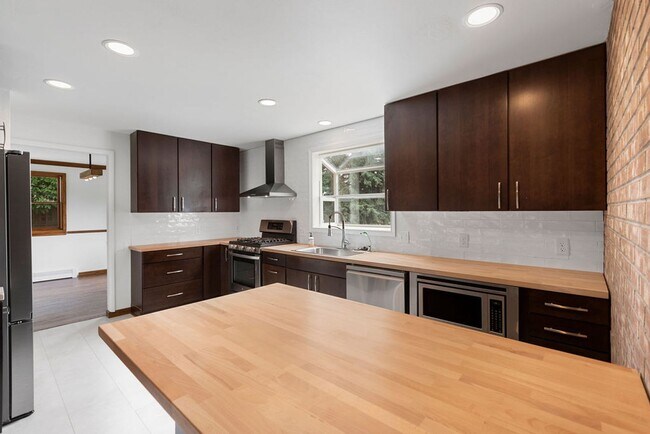 Building Photo - Beautiful 5-Bedroom + Office, 4-Bath Home in Northwest Fort Collins!