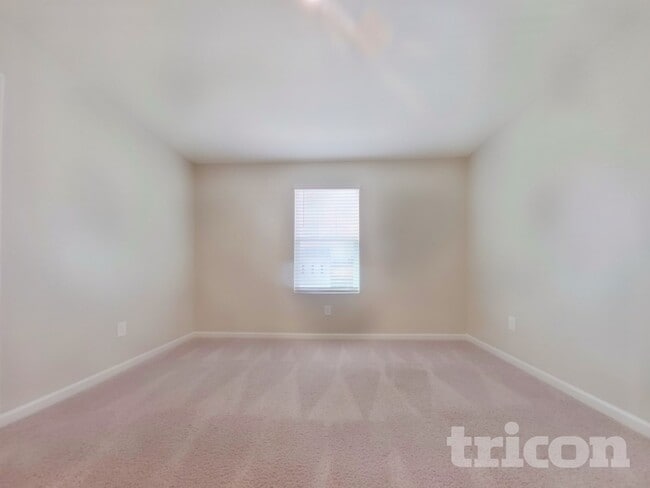 Building Photo - 250 Cottontail Ln