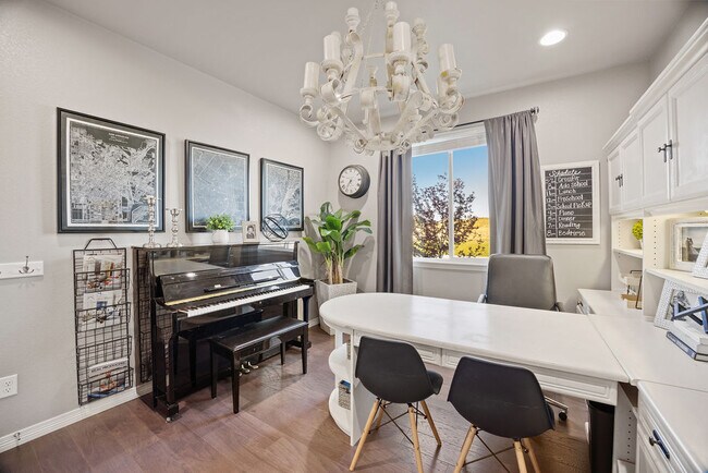 Building Photo - 580 Boxwood Dr