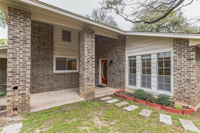 Building Photo - 2203 Farnswood Cir