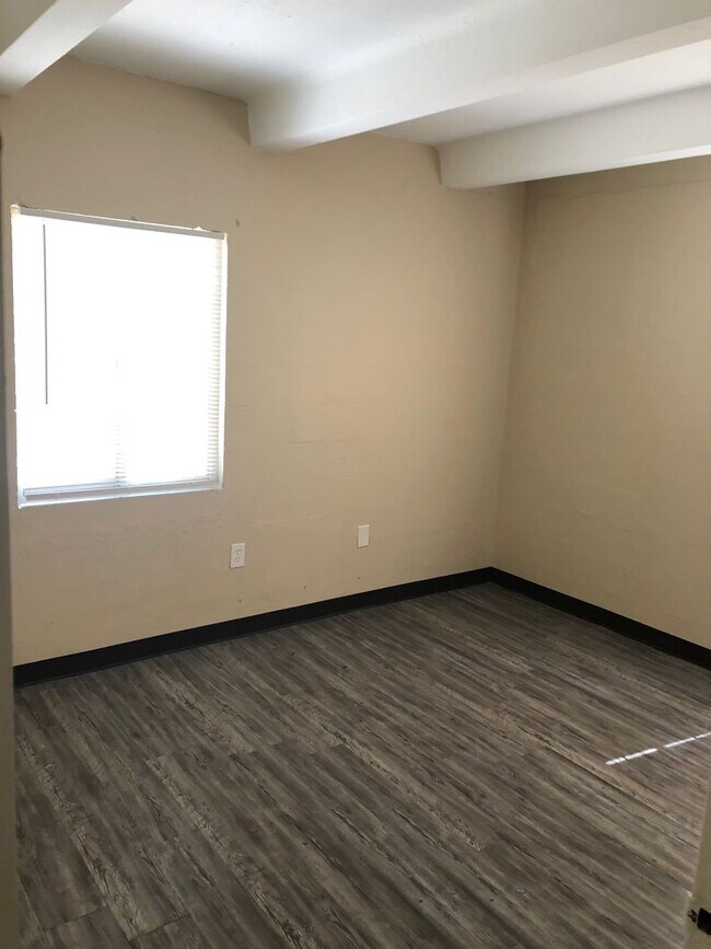 Building Photo - 430 Sunset