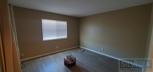 Building Photo - 1642 N Russell Ave