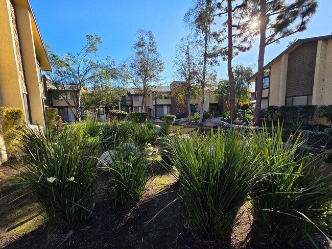 Building Photo - Charming 1 Bed, 1 Bath Lakewood Shores condo!