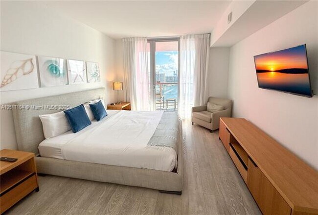 Building Photo - 2602 E Hallandale Beach Blvd