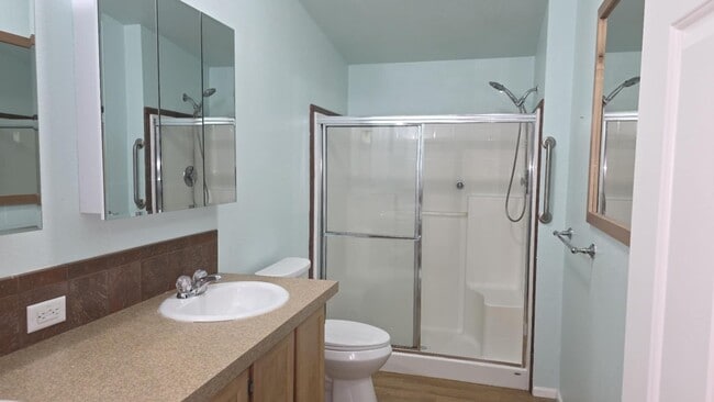 Building Photo - 3 bedroom, 1 3/4 bath home in Hoquiam on t...