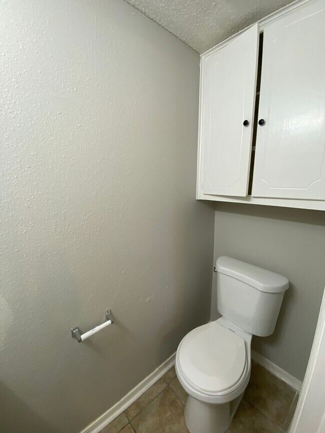 Building Photo - 2 Bedroom 1.5 Bath Apt at the Monterey Square Apts NW OKC