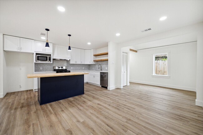 Building Photo - 9319 Carousel Ln